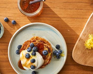fluffy-pancakes-a-lavoine-au-skyr-extra-creamy-et-myrtilles